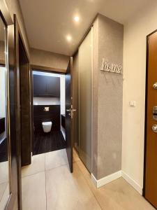 uma casa de banho com WC num quarto em Apartament Mecenasa na Cracóvia