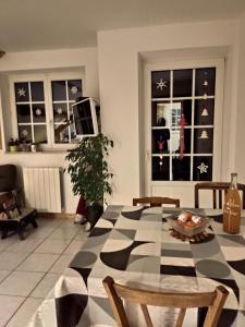 Posezení v ubytování Appartement douillet avec vue sur les montagnes + 16 fotografií