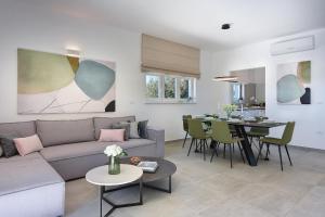 una sala de estar con un sofá y una mesa en Vila Eia, en Pula