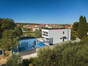 una vista aérea de una casa con piscina en Vila Eia, en Pula