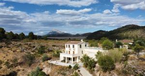 an aerial view of a house with mountains in the background at Vivienda Rural Embalse San Clemente in Huéscar