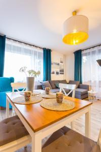 ein Wohnzimmer mit einem Tisch mit drei Tassen darauf in der Unterkunft Chałupa u Kaśki in Nowy Targ