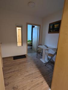 Habitación vacía con mesa y espejo en Ferienwohnung 1 en Schlettau