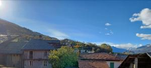 Vistas a una ciudad con montañas en el fondo en Maison Chez Bollon, en Aosta