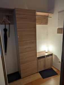 Habitación con armario, escritorio y puerta. en Ferienwohnung 1 en Schlettau