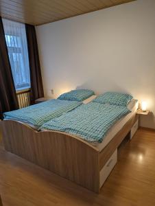 1 dormitorio con 1 cama grande en una habitación en Ferienwohnung 1 en Schlettau