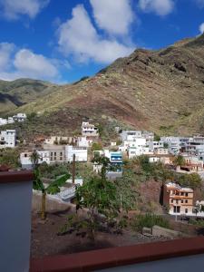 a village on a hill with mountains in the background at Casita Canaria in Santa Cruz de Tenerife