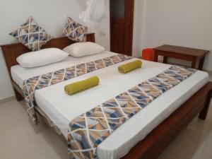 馬特勒的住宿－Coconut Villa Madiha，床上有2个枕头