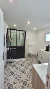 Camera dotata di bagno con servizi igienici e lavandino. di Cabanon Mairyon a Mairy-sur-Marne