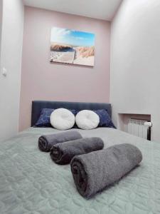 ein Schlafzimmer mit einem Bett mit Kissen darauf in der Unterkunft Apartament Blisko Centrum in Kielce