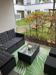 patio z 2 kanapami i stolikiem kawowym w obiekcie Mobilierte 5 Zimmer Wohnung zur vermieten w Frankfurcie nad Menem