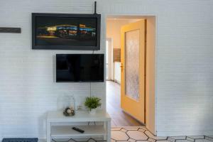 ノイスにあるMesse Apartment Neuss Düsseldorfの壁に薄型テレビが取り付けられたリビングルーム