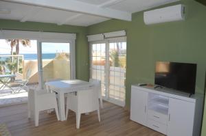 TV a/nebo společenská místnost v ubytování Espectacular Apartamento a pie de playa en CHALET ROQUETES