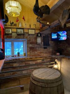 - un bar avec une table en bois et un tonneau dans l'établissement Hesla Farm, à Gol