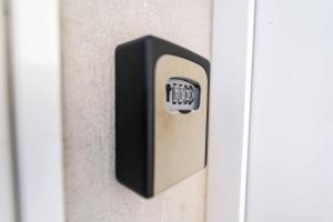ノイスにあるMesse Apartment Neuss Düsseldorfの黒・ベージュの電気スイッチ +16枚の写真