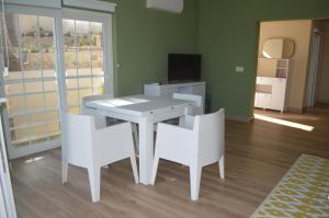 TV a/nebo společenská místnost v ubytování Espectacular Apartamento a pie de playa en CHALET ROQUETES