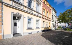ノイスにあるMesse Apartment Neuss Düsseldorfの建物の前の空いている通り
