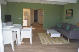 TV a/nebo společenská místnost v ubytování Espectacular Apartamento a pie de playa en CHALET ROQUETES