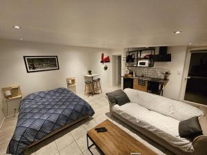 a living room with a couch and a table at Cabanon Mairyon in Mairy-sur-Marne