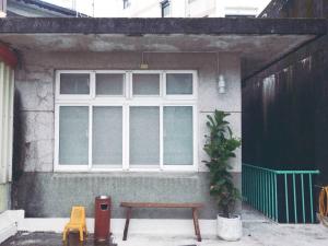 a window and a bench in front of a building at 似層-宜蘭夜市旁老屋包棟民宿-臉書訂房兩人3000元 in Yilan City