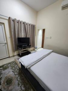 Katil atau katil-katil dalam bilik di Couple room with attached bathroom