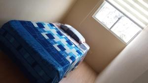 a bed in a room with a window at Departamento en Ñaña, Chaclacayo, Lurigancho - Chosica in Alto Peru