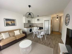 een woonkamer met een bank en een tafel bij Fantastique 2 pièces à Créteil in Créteil