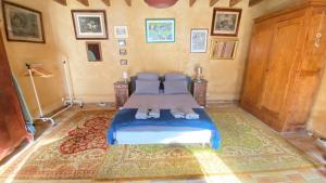 ein Schlafzimmer mit einem Bett in der Mitte eines Zimmers in der Unterkunft Maison de campagne - La Guenellière - Maigné - Sarthe in Maigné