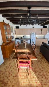 una cocina con una gran mesa de madera y sillas en Maison de campagne - La Guenellière - Maigné - Sarthe en Maigné