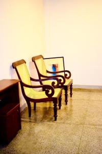 two chairs and a table in a room at City Hostel Colombo Airport in Katunayaka