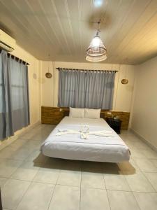 Postel nebo postele na pokoji v ubytování Ecran Riverfront Guesthouse