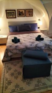 een slaapkamer met een groot bed met twee schoenen erop bij Appartamento in Via Tricarico in Gallipoli