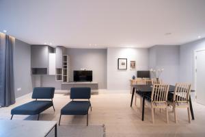 倫敦的住宿－Stylish 1BR - Bright & Large Living Area w/ Patio，客厅设有餐桌和椅子