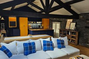 - un salon avec un canapé blanc et des oreillers bleus dans l'établissement Exceptional stone mountain house, à Saint-Michel-de-Maurienne