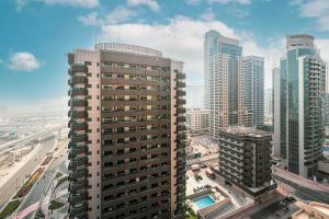 z góry widok na miasto z wysokimi budynkami w obiekcie Luxury 1 Bedroom On Marina Walk w Dubaju