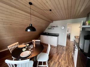 cocina y comedor con mesa y sillas en Zimmer in gepflegter Wohnung - in der Nähe des Bahnhofs - 3, en Paderborn