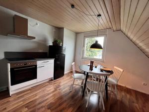eine Küche und ein Esszimmer mit einem Tisch und Stühlen in der Unterkunft Zimmer in gepflegter Wohnung - in der Nähe des Bahnhofs - 3 in Paderborn