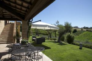 A garden outside Agriturismo Tenuta Sol Alto
