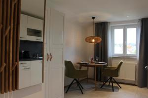 kuchnia i jadalnia ze stołem i oknem w obiekcie Junker's Apartments w mieście Salzburg