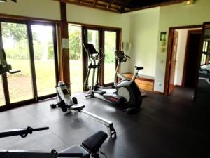 un gimnasio con varias bicicletas estáticas en una sala con ventanas en Villa Honu - Legends Residences - Stunning Ocean Views en Papetoai