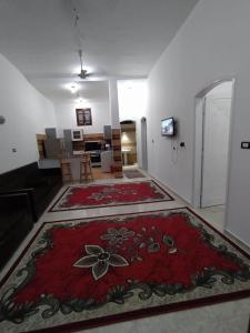 - un salon avec deux tapis au sol dans l'établissement Villa Colossi Memnon, à Louxor