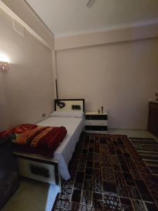 - une chambre avec un lit et une commode dans l'établissement Villa Colossi Memnon, à Louxor