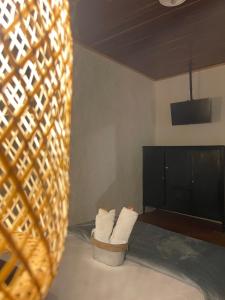 a room with two baskets of towels and a television at Hotel Colonial Abejorral in Abejorral