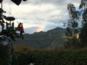 Un arcobaleno nel cielo sopra una montagna di La Estancia de la Pradera Cabana Fiba a Nobsa