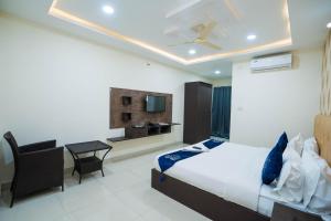 Dormitorio con cama, escritorio y TV en Hotel Accor Inn, en Bangalore