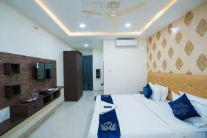 Habitación de hotel con cama y TV en Hotel Accor Inn, en Bangalore