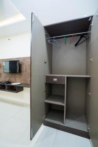 Habitación con armario y escritorio. en Hotel Accor Inn, en Bangalore