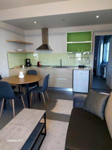 Kuchyň nebo kuchyňský kout v ubytování Square Apartments 2