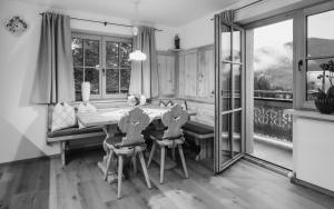 una sala da pranzo con tavolo, sedie e finestra di Bauernhof Glanzern a Westendorf