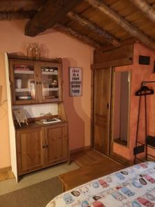 una camera con armadio in legno e letto di Ático Pirón ad Adrada de Pirón